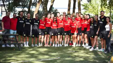 Kebersamaan Megawati Hangestri dengan skuad Manisa BBSK.