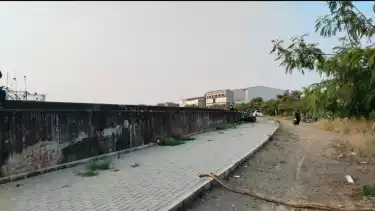 Tanggul Pantai Muara Baru yang berada di Penjaringan, Jakarta Utara