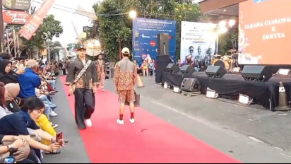 Unik, Fashion Show di Jalan Kampung Prawirotaman Tarik Minat Wisatawan Asing
