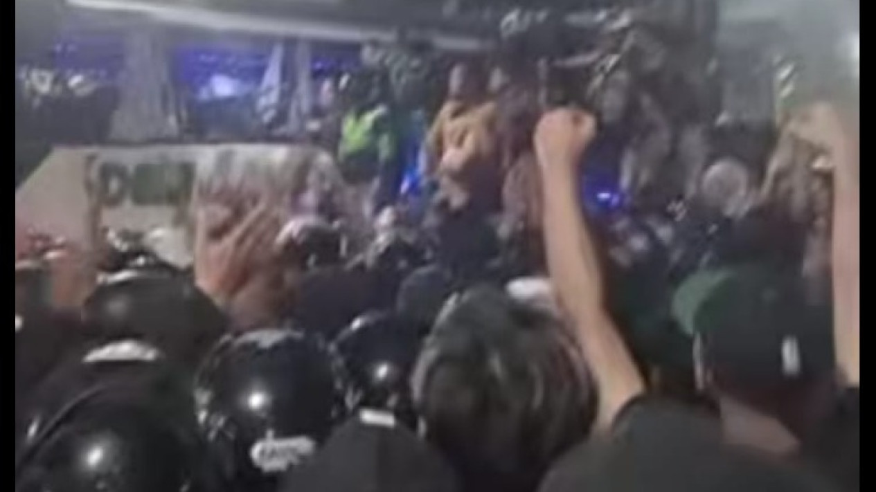 Ricuh Oknum Suporter Persib-PSIM Yogyakarta Viral di TikTok, Satu Bus Hancur
            - galeri foto