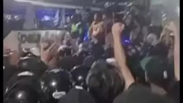 Ricuh Oknum Suporter Persib-PSIM Yogyakarta Viral di TikTok, Satu Bus Hancur