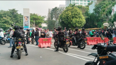 Polisi Pukul Mundur Massa Aksi di Jalan Gelora