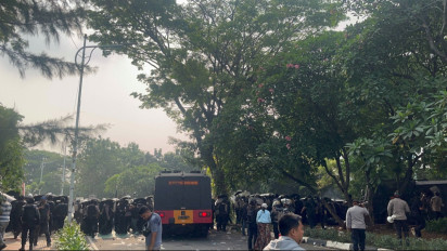 Akses Jalan Menuju DPR RI Ditutup Paksa Polisi, Massa Bentro dengan Aparat