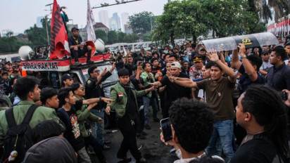 Jurnalis Foto ANTARA Dipukul Oknum Polisi Saat Liput Demo di DPR, Kamera Rusak dan Alami Luka