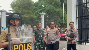 Kapolda Metro dan Pangdam Jaya Pantau Massa Demo di Depan Gerbang Pancasila Gedung DPR