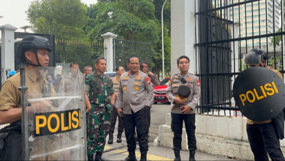 Kapolda Metro dan Pangdam Jaya Pantau Massa Demo di Depan Gerbang Pancasila Gedung DPR