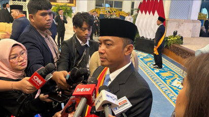 Masyarakat Demo di DPR, Prabowo Malah Sibuk Berikan Tanda Kehormatan pada Para Pejabat