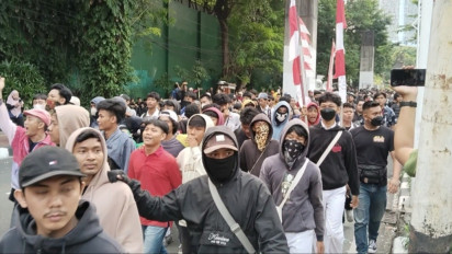 Aparat Pukul Mundur Massa STM yang Datangi DPR RI