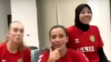 Megawati Hangestri bersama pemain Manisa BBSK