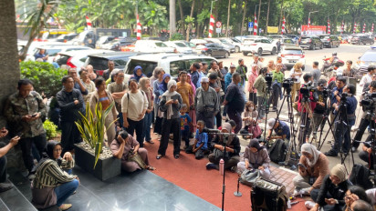 Cemas Orangtua di Polda Metro Jaya, Menanti Anaknya Pulang usai Diamankan Polisi karena Ikut Demo di DPR