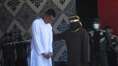 Kejaksaan Negeri Banda Aceh Eksekusi Cambuk 10 Terpidana Qanun Jinayat