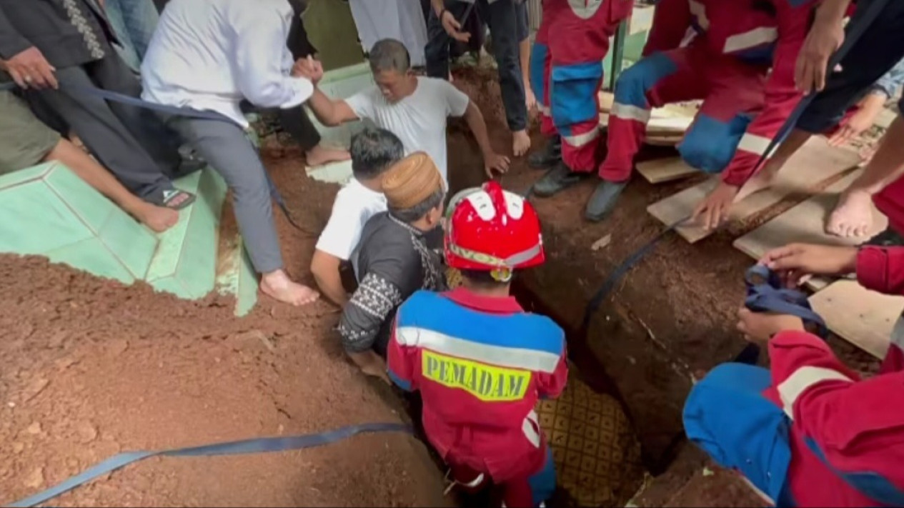 Warga Kesulitan, Damkar Jakarta Turun Langsung Makamkan Jenazah Obesitas Seberat 210 Kg
            - galeri foto