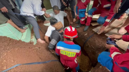 Warga Kesulitan, Damkar Jakarta Turun Langsung Makamkan Jenazah Obesitas Seberat 210 Kg