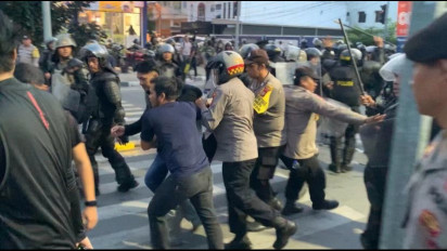 Unjuk Rasa Mahasiswa di Gedung DPRD Sumut Berakhir Bentrok dengan Polisi