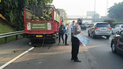 Kecelakaan Truk Ringan Nyangkut di Belakang Truk Tronton di Tol JORR Jatiasih, Pengemudi Meninggal Dunia