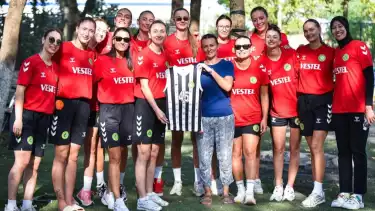 Megawati Hangestri bersama Skuad Manisa BBSK