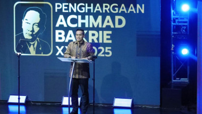 Iwan Fals dan Chatib Basri Diganjar Penghargaan Achmad Bakrie