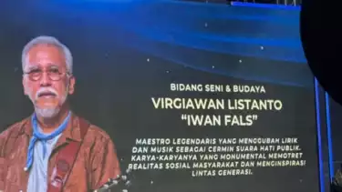 Iwan Fals menerima Penghargaan Achmad Bakrie (PAB) ke-21
