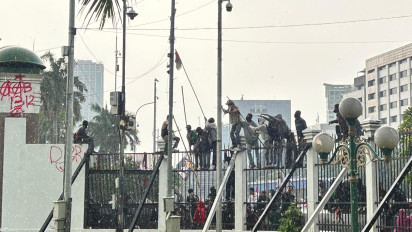 Hujan Deras, Aksi Demo Mahasiswa di DPR Makin Panas Hingga Pagar Coba Dirobohkan