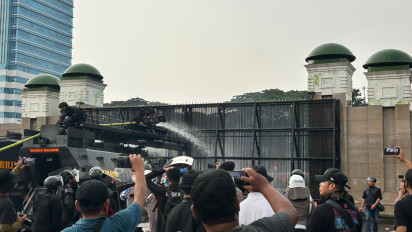 Demo Mahasiswa di DPR Dipaksa Mundur, Massa Diguyur Water Canon dan Didorong Mobil Blokade