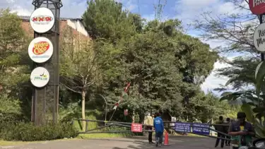 Situasi di kawasan Lembang Park Zoo ditutup sementara akibat seekor macan tutul diduga kabur di Kabupaten Lembang, Jawa Barat, Kamis (28/8/2025).