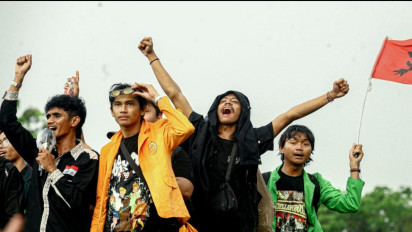 Berita Foto: Ribuan Buruh dan Mahasiswa Duduki DPR RI, Aksi Ricuh Diselimuti Asap Hitam