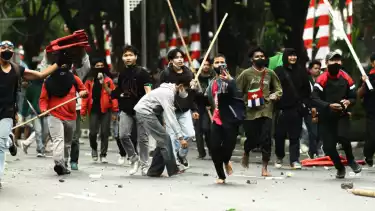 Ricuh aksi demonstrasi di depan Gedung DPR, Jakarta, Kamis (28/8).