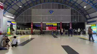Sejumlah penumpang terpaksa menunggu di Stasiun Palmerah pada Kamis (28/8/2025) akibat massa aksi memasuki jalur rel Palmerah-Tanah Abang.