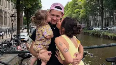 Momen mesra pemain Timnas Indonesia, Justin Hubner bersama Jennifer Coppen dan Kamari