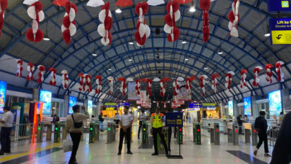 Cerita Pejuang Rupiah, Terpaksa Jalan Kaki dari Stasiun Palmerah hingga MRT Istora Gegara Massa Demo Masuk ke Rel Kereta