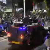 Detik-detik Mobil Pelindas Ojol Dikejar  Hingga Berujung Seorang Anggota Brimob Jadi Sasaran Amukan Massa  Sampai Kritis