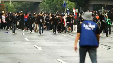 Massa aksi demo di depan gedung DPR, Jakarta, Kamis (28/8).