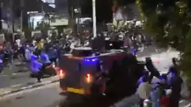 Viral Mobil Brimob Lindas Pria Beratribut Ojol di Pejompongan, Jakarta Pusat.