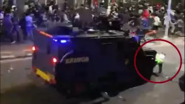 detik-detik pengemudi ojek online (ojol) terlindas mobil taktis (rantis) Brimob jenis Baracuda di Kawasan Bendungan Hilir (Benhil), Jakarta Kamis (28/8/2025).