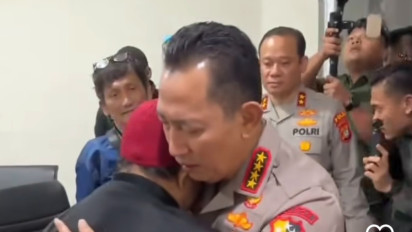 Kapolri Menangis Saat Temui Keluarga Ojol yang Tewas Dilindas Barracuda Brimob Polri