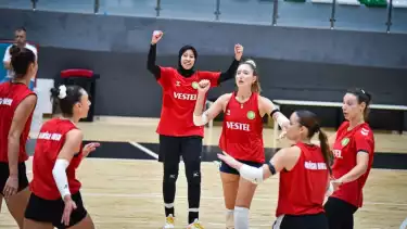 Megawati Hangestri dan pemain Manisa BBSK