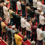 Bolehkah Umat Muslim Menggunakan Masjid yang Dibangun oleh Orang Non-Muslim? Kata Ustaz Adi Hidayat