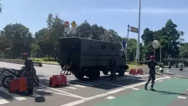 Petugas melakukan penyekatan jalan di depan Tugu Tani menuju arah Mako Brimob Kwitang