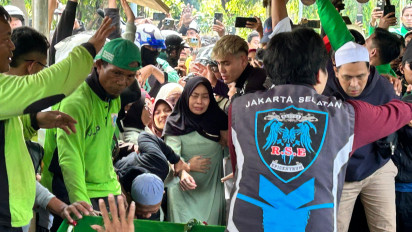 Tangis Keluarga Pecah Detik-detik Jenazah Affan Kurniawan Dikubur, Lantunan Ayat Suci Bergema di Pemakaman