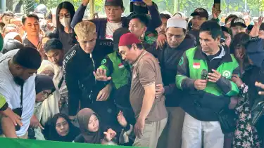 Tangis Keluarga Pecah Detik-detik Jenazah Affan Kurniawan Dikubur