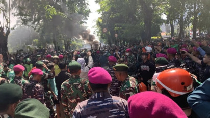 Warga hingga Ojol Kepung Mako Brimob Kwitang, TNI Turun Tangan Bujuk Massa Hentikan Pelemparan kepada Petugas