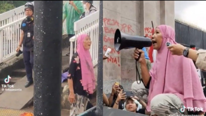 Viral! Aksi Heroik Emak-emak Jilbab Pink Tantang Polisi saat Demo di DPR, Putranya Sempat Panik Sang Ibu Tak Kunjung Pulang