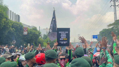 Pengamanan Berhasil Dijebol, Massa Kembali Kepung Depan Mako Brimob Kwitang