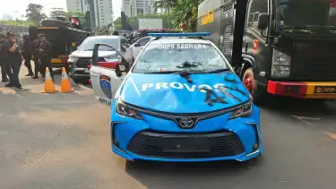 Mobil Provost Polda Metro Jaya hancur jadi sasaran pengrusakan massa pendemo di Polda Metro Jaya