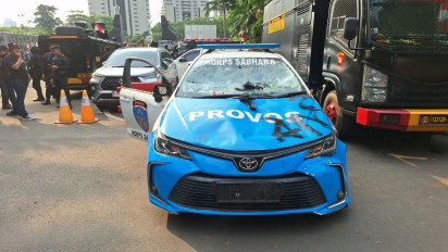 Polda Metro Jaya Dikepung Pendemo, Mobil Provost Jadi Sasaran Pengrusakan