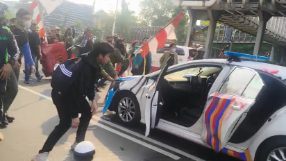 Situasi Terkini Polda Metro! Massa Ngamuk Buntut Tragedi Affan Dilindas Brimob, Mobil Polisi Diremuk, Pendemo Meringsek Masuk