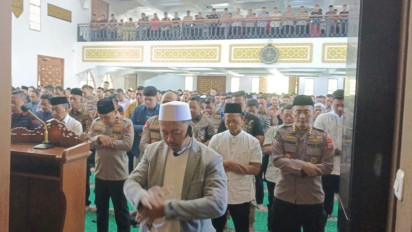 Polda Jatim Gelar Salat Gaib untuk Almarhum Driver Ojol Affan Kurniawan