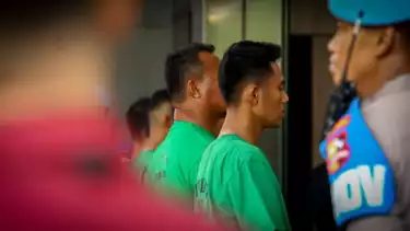 Tampang tujuh polisi yang menunggangi kendaraan taktis (Rantis) Brimob pelindas ojol Affan Kurniawan.