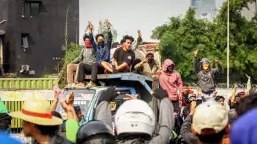Massa aksi demo di depan gerbang gedung DPR, Jakarta, Jumat (29/8).