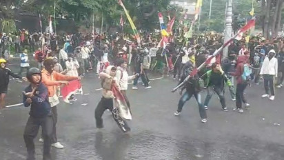 Unjuk Rasa Massa Gabungan Ojek Online di Mapolda Jawa Tengah Berakhir Bentrok